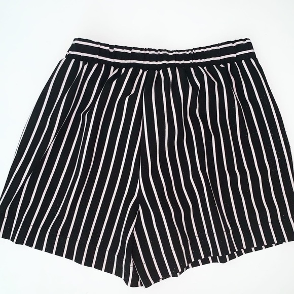 Trendy striped shorts - Picture 2 of 2